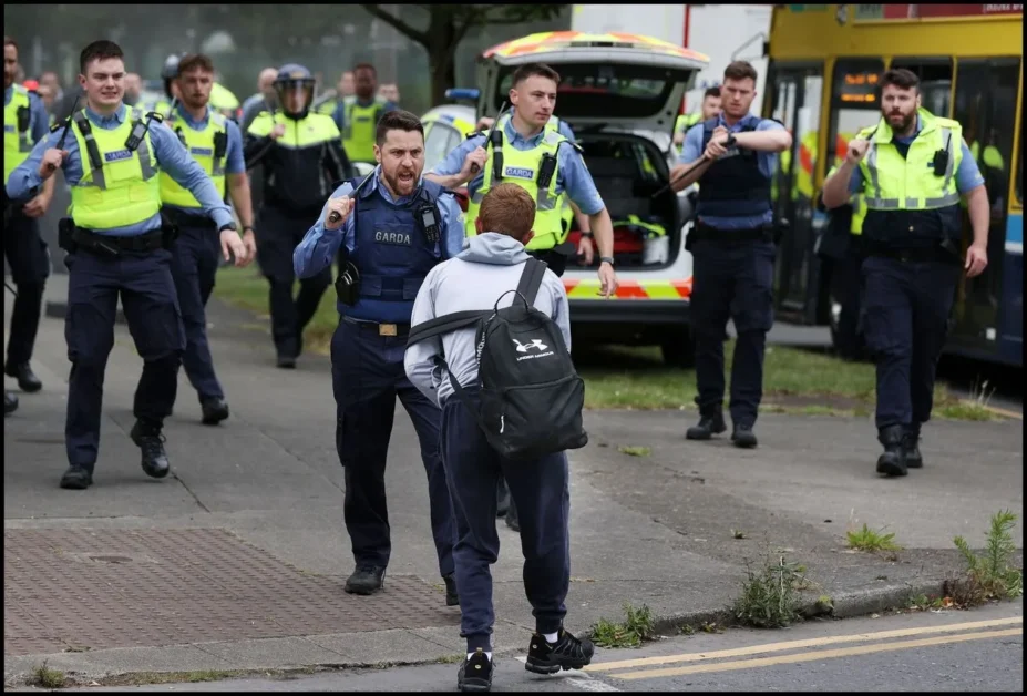 Gardai-draw-batons-during-rioting-in-Coolock.-Photo-Steve-Humphreys